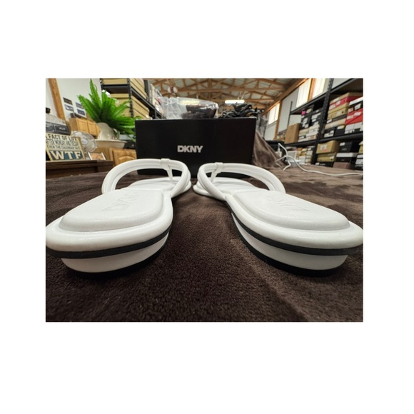 DKNY White Women's Flip Flop Sandals size 7 - Picture 4 of 9